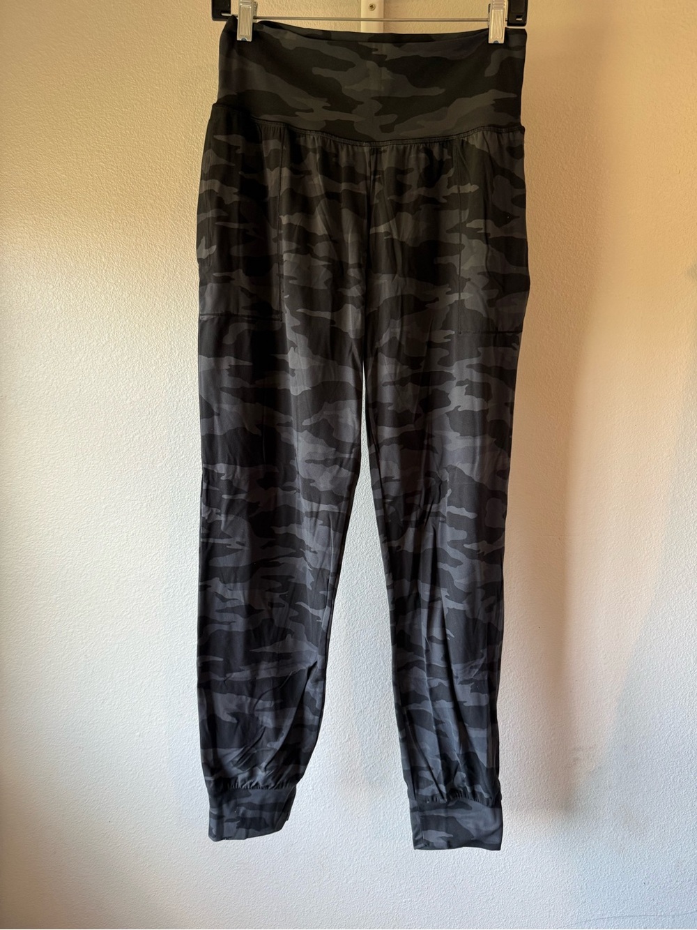 Athleta salutation camo joggers